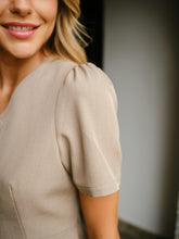 Indlæs billede til gallerivisning NEO NOIR Jules Structure Blouse Dark Taupe
