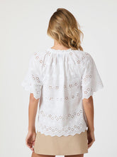 Indlæs billede til gallerivisning NEO NOIR Odet Embroidery Blouse Hvid
