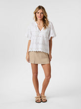 Indlæs billede til gallerivisning NEO NOIR Odet Embroidery Blouse Hvid
