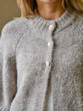 Indlæs billede til gallerivisning NEO NOIR Benuta Fluffy Knit Cardigan Beige Melange
