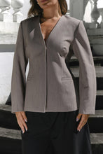 Indlæs billede til gallerivisning NEO NOIR Frillis Fitted Blazer Dark Sand
