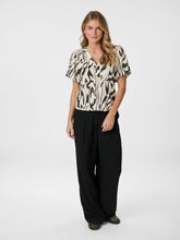 Indlæs billede til gallerivisning NEO NOIR Irina Graphic Zag Blouse
