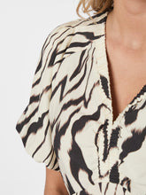Indlæs billede til gallerivisning NEO NOIR Irina Graphic Zag Blouse
