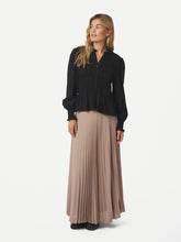 Indlæs billede til gallerivisning NEO NOIR Boni Simple Plisse Skirt Dark Taupe

