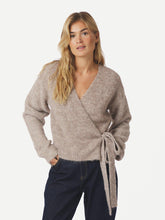 Indlæs billede til gallerivisning NEO NOIR Ronia Fluffy Wrap Knit Cardigan Beige Melange
