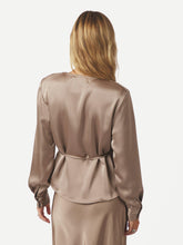 Indlæs billede til gallerivisning NEO NOIR Caprina Sateen Blouse Dark Taupe
