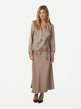 Indlæs billede til gallerivisning NEO NOIR Caprina Sateen Blouse Dark Taupe
