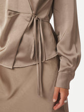 Indlæs billede til gallerivisning NEO NOIR Caprina Sateen Blouse Dark Taupe
