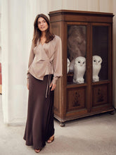 Indlæs billede til gallerivisning NEO NOIR Caprina Sateen Blouse Dark Taupe

