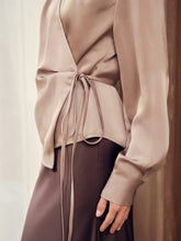 Indlæs billede til gallerivisning NEO NOIR Caprina Sateen Blouse Dark Taupe
