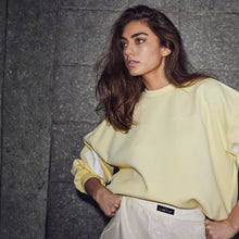 Indlæs billede til gallerivisning HAUTE L'AMITIE Maxi Split Logo Sweat Yellow
