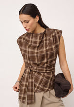 Indlæs billede til gallerivisning CO' COUTURE Dagny Check Pleat Top Brown
