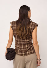 Indlæs billede til gallerivisning CO' COUTURE Dagny Check Pleat Top Brown
