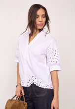 Indlæs billede til gallerivisning CO' COUTURE Poppy Emb V-Shirt Hvid
