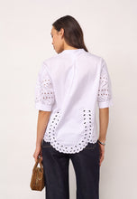 Indlæs billede til gallerivisning CO' COUTURE Poppy Emb V-Shirt Hvid
