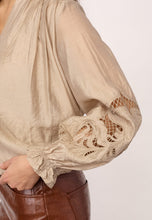 Indlæs billede til gallerivisning CO' COUTURE Delin Balloon Emb Shirt Mink
