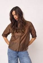 Indlæs billede til gallerivisning CO' COUTURE Kawa Emb V-Shirt Dark Brown
