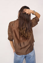 Indlæs billede til gallerivisning CO' COUTURE Kawa Emb V-Shirt Dark Brown

