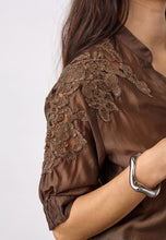 Indlæs billede til gallerivisning CO' COUTURE Kawa Emb V-Shirt Dark Brown
