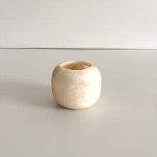 Indlæs billede til gallerivisning MANIPURA 42481 Alabast Lysestage Globe - Hvid
