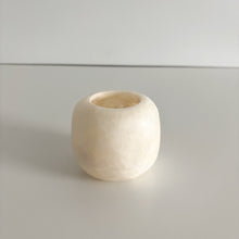 Indlæs billede til gallerivisning MANIPURA 42482 Alabast Lysestage Globe Hvid H8
