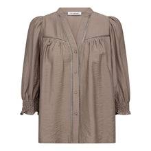 Indlæs billede til gallerivisning CO' COUTURE Callum Lace Puff V-Shirt Taupe
