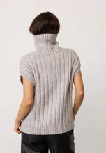 Indlæs billede til gallerivisning CO' COUTURE Row Oversize Cable Knit Vest Creme
