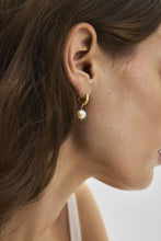 Indlæs billede til gallerivisning PERNILLE CORYDON Pearl Blossom Earrings
