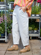 Indlæs billede til gallerivisning BLACK COLOUR Bcdenice Denim Barrel Pant Hvid
