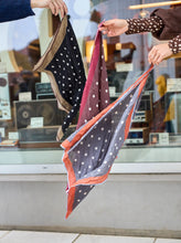 Indlæs billede til gallerivisning BLACK COLOUR Bckiara Mini Scarf Coffee
