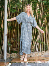 Indlæs billede til gallerivisning BLACK COLOUR Bcluna Long V-neck Dress Glory Blue (Limited)
