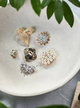 Indlæs billede til gallerivisning BC Bcrococo Brooch Navy Gold Coloured
