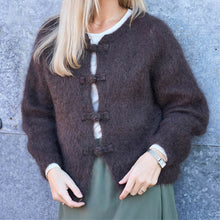 Indlæs billede til gallerivisning BLACK COLOUR Bcbjoerk Frog Knit Cardigan Coffee
