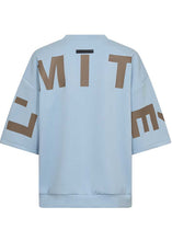 Indlæs billede til gallerivisning HAUTE L'AMITIE Maxi Split Logo Sweat Blue
