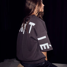Indlæs billede til gallerivisning HAUTE L'AMITIE Maxi Split SS Logo Sweat Antracit
