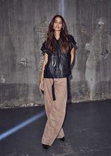 Indlæs billede til gallerivisning HAUTE L'AMITIE Drew Barrel Panel Jeans Camel
