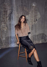 Indlæs billede til gallerivisning HAUTE L'AMITIE Drew Denim Top Camel
