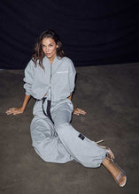 Indlæs billede til gallerivisning HAUTE L'AMITIE Maxi Crop Zip Sweat Grey Melange
