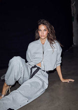 Indlæs billede til gallerivisning HAUTE L'AMITIE Maxi Crop Zip Sweat Grey Melange
