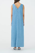 Indlæs billede til gallerivisning IVY COPENHAGEN Uta Distressed Maxi Dress Wash Mid Blue
