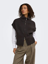 Indlæs billede til gallerivisning JDY Lea Sl 2way Zip Vest Chocolate
