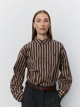 Indlæs billede til gallerivisning SOFIE SCHNOOR Mercy Striped Oversize Shirt Brown Striped
