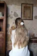 Indlæs billede til gallerivisning O&#39;TAY Small Scrunchie Flower Off White
