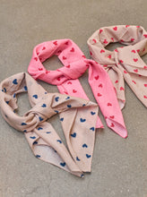 Indlæs billede til gallerivisning BLACK COLOUR Bcclaudine Mini Scarf Rose Heart
