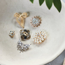 Indlæs billede til gallerivisning BLACK COLOUR Bcbow Brooch Gold

