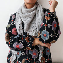 Indlæs billede til gallerivisning BLACK COLOUR Bcsiri Triangle Knitted Scarf Grey
