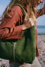 Indlæs billede til gallerivisning BECK SÖNDERGAARD Suede Clea Crochet Bag Banana Palm Green
