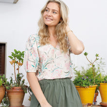 Indlæs billede til gallerivisning BLACK COLOUR Bccassandra SS Blouse Off White Rose
