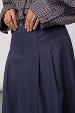 Indlæs billede til gallerivisning CO' COUTURE Luna New Pocket Pleat Skirt Navy
