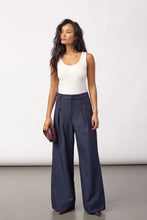 Indlæs billede til gallerivisning CO' COUTURE Luna Pleat Pant Navy

